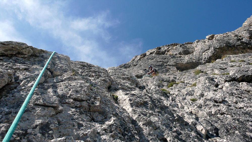 via dalla chiesa020.JPG - Bergführer Manuel fand die Route ohne Probleme und so konnte ich mich aufs Klettern konzentrieren. Feine Sache. Pfeif auf das Sofa.